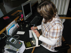 Kaija lainaamassa aineistoa asiakkaalle