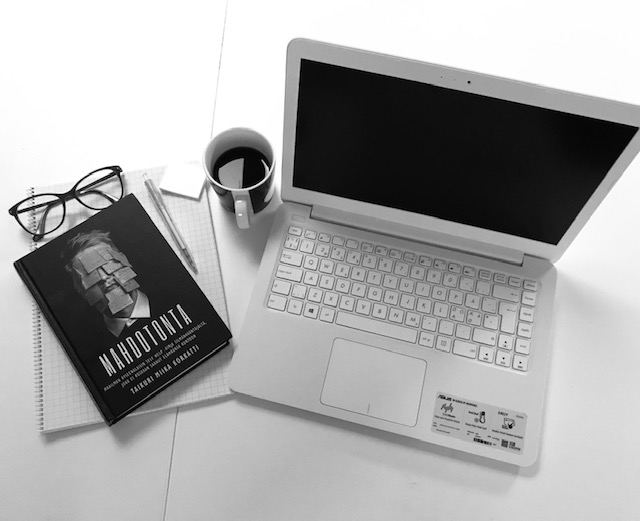 Kuvituskuva, tietokone, kirja, muistiinpanovälineet, kahvia.