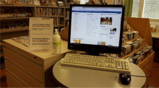 Kuva Enontekiön kirjastosta, kuvassa tietokone