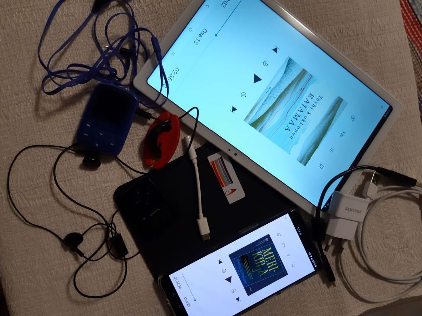 Laitteita,joilla voi kuunnella äänikirjoja.