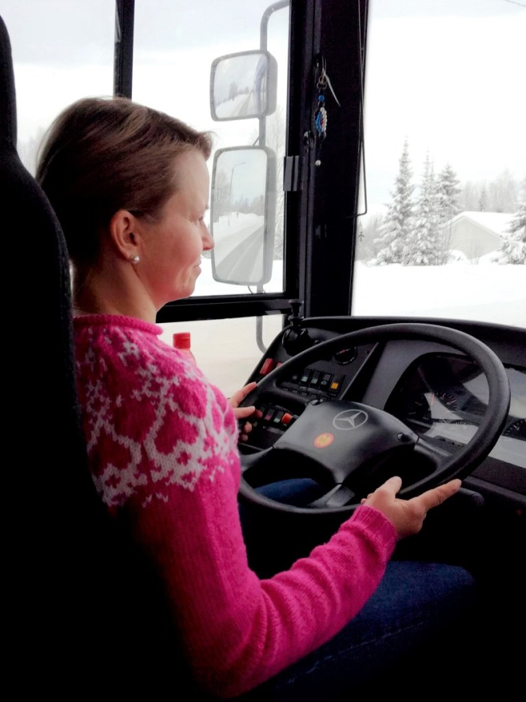 Henna kirjastoauton ratissa