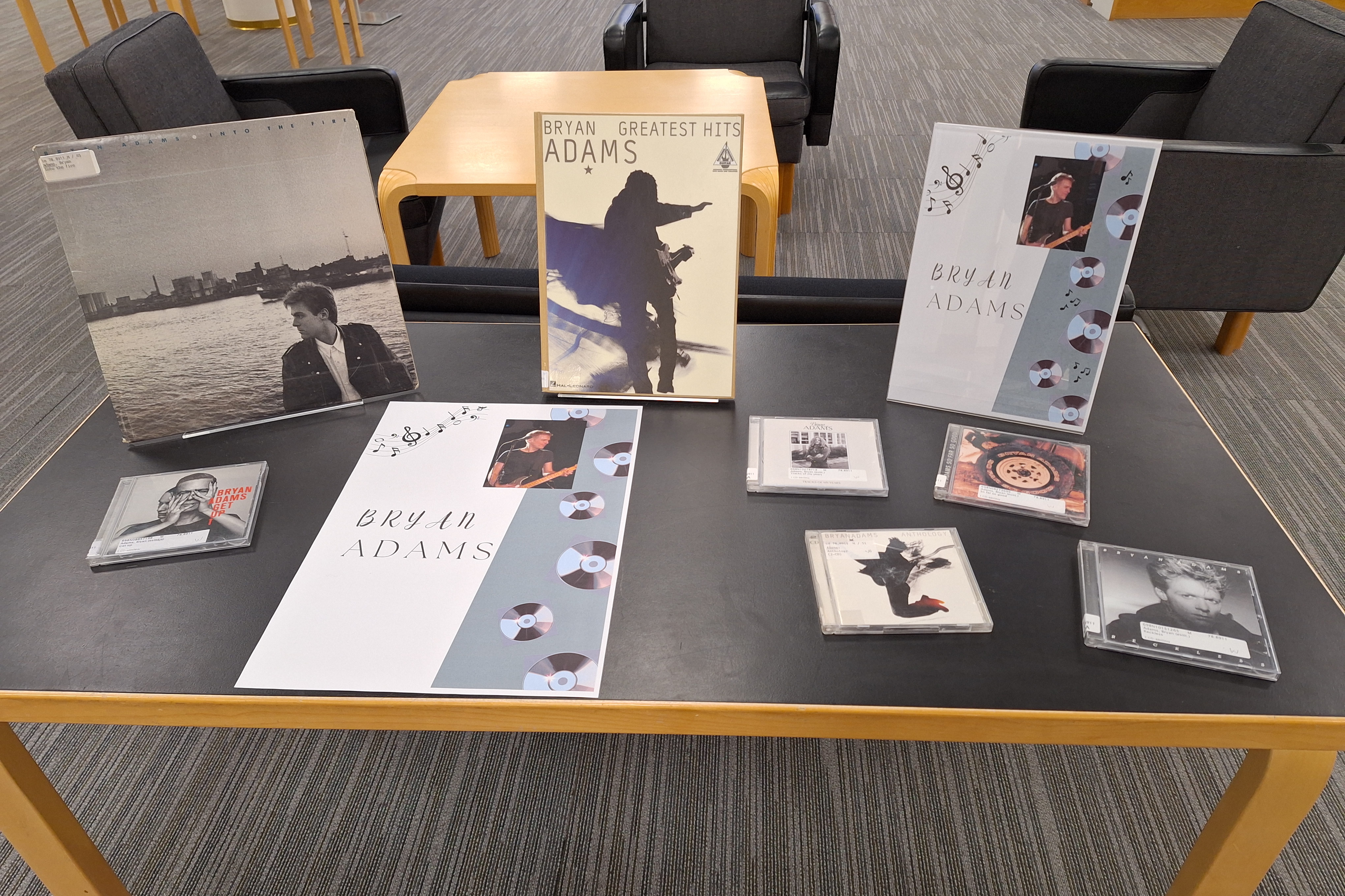 Aineistonäyttely Bryan Adamsista.